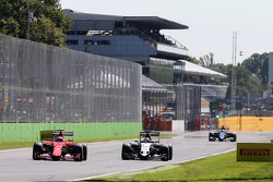 Kimi Raikkonen, Ferrari SF15-T y Nico Hulkenberg, Sahara Force India F1 VJM08 batalla por la posició