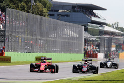 Kimi Raikkonen, Ferrari SF15-T y Jenson Button, McLaren MP4-30