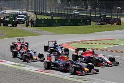 Daniel Ricciardo, Red Bull Racing RB11 e Will Stevens, Manor Marussia F1 Team alla partenza della ga
