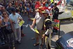 Alex Tagliani antes da Red Bull soap box race em Montreal