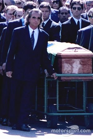 Emerson Fittipaldi, Jackie Stewart, Johnny Herbert, Derek Warwick e Damon Hill ajudam a carregar o caixão de Ayrton Senna durante seu funeral