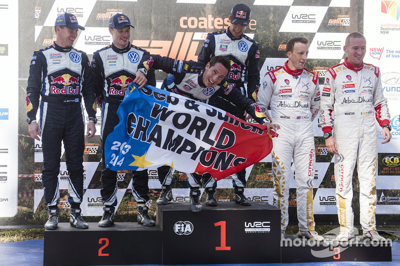 Подіум: переможці та 2015 WRC champions Себастьєн Ожьє та Жюльєн Інграссія, друге місце Ярі-Матті Латвала та Мікка Анттіла, третє місце Кріс Міке та Пол Негл
