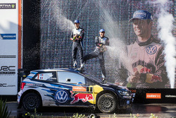 Победитель и чемпион 2015 года в чемпионате WRC Себастьен Ожье и Жюльен Инграссиа, Volkswagen Polo WRC, Volkswagen Motorsport