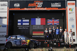 Подиум: победитель и чемпион 2015 года в чемпионате WRC Себастьен Ожье и Жюльен Инграссиа, второе ме