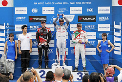 颁奖台:冠军JM洛佩兹,雪铁龙WTCC车队;亚军Norbert Michelisz,Zengo车队;季军Gabriele Tarquini,嘉实多本田WTCC车队