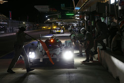 #17 Porsche Team Porsche 919 Hybrid: Timo Bernhard, Mark Webber, Brendon Hartley