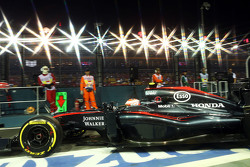 Jenson Button, McLaren MP4-30 sort des stands