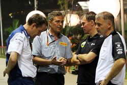 Steve Nielsen, Williams-Sportdirektor, mit Mario Isola, Pirelli-Manager; Alan Permane, Lotus F1 Team