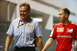 Mario Isola, Directeur de la Compétition Pirelli avec Sebastian Vettel, Ferrari