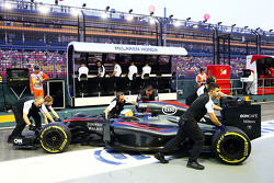 Fernando Alonso, McLaren MP4-30 aux stands