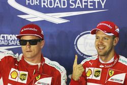 Tercer lugar Kimi Raikkonen, Ferrari en parc ferme con el ganador de la pole Sebastian Vettel