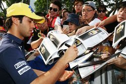 Felipe Nasr, Sauber F1 Team assina autógrafos para os fãs