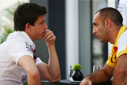 Toto Wolff, Directeur Exécutif Mercedes AMG F1 avec Cyril Abiteboul, Directeur Général Renault Sport F1