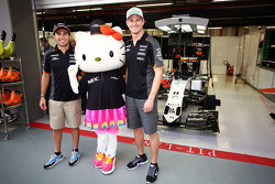 Sergio Pérez, Sahara Force India F1 y Nico Hulkenberg, Sahara Force India F1 con Hello Kitty