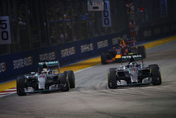 Нико Росберг, Mercedes AMG F1 W06 проходит Льюиса Хэмилтона, Mercedes AMG F1 W06