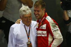 Herbbie Blash FIA e il vincitore Sebastian Vettel, Ferrari