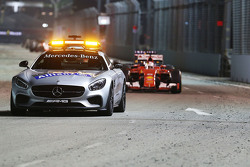 Себастьян Феттель, Ferrari SF15-T едет за автомобилем безопасности