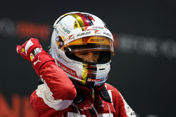 Ganador de la carrera, Sebastian Vettel, Ferrari celebra en parc ferme
