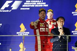 Ganador de la carrera, Sebastian Vettel, Ferrari celebra en el podio