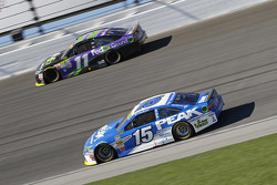 Clint Bowyer, Michael Waltrip Racing Toyota and Denny Hamlin, Joe Gibbs Racing Toyota