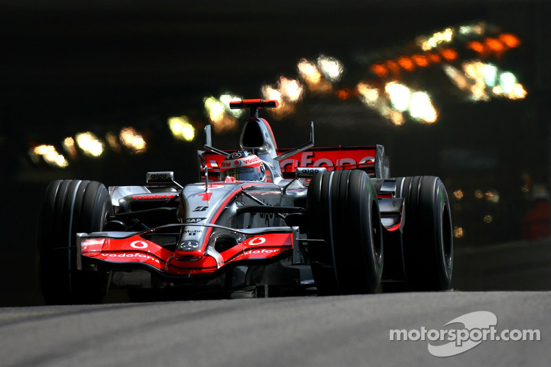 #1: Фернандо Алонсо, McLaren-Mercedes, MP4-22