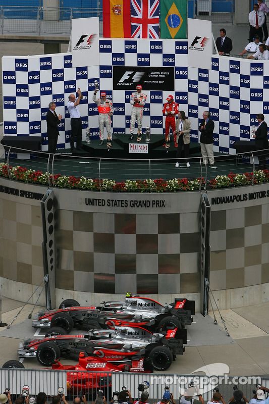 Podio: segundo lugar Fernando Alonso, McLaren Mercedes, ganador de la carrera Lewis Hamilton, McLaren Mercedes y el tercer lugar Felipe Massa, Scuderia Ferrari