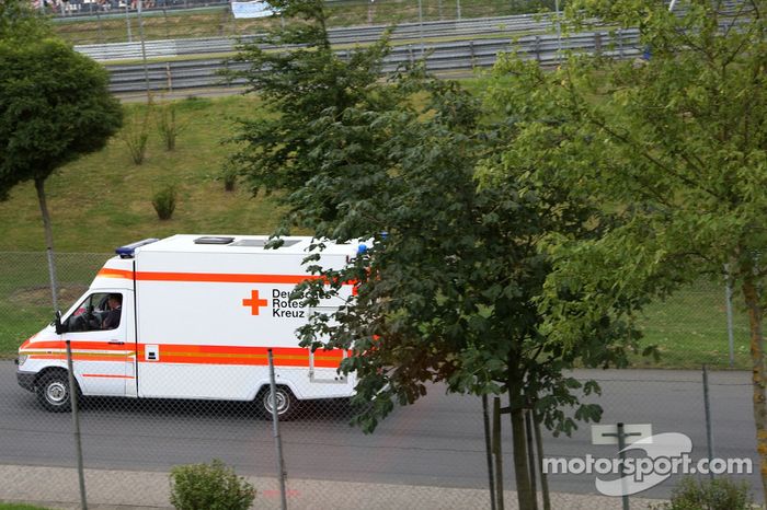 Lewis Hamilton, McLaren Mercedes, en ambulancia tras su accidente