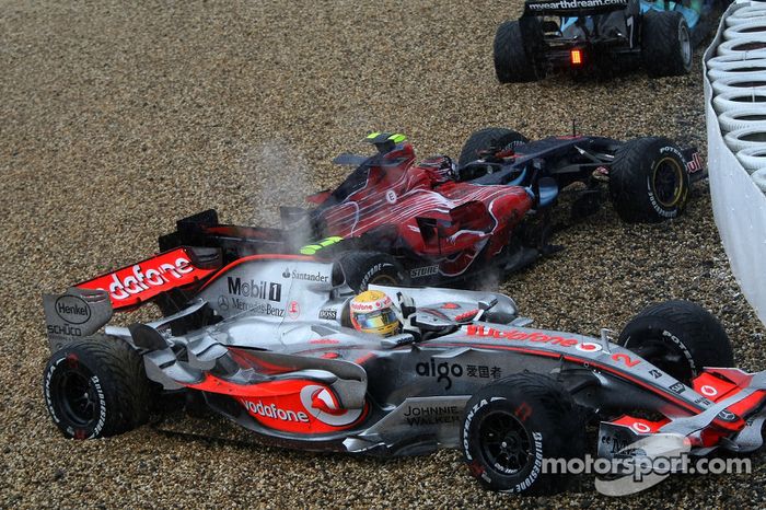 Lewis Hamilton, McLaren Mercedes, MP4-22, spins off