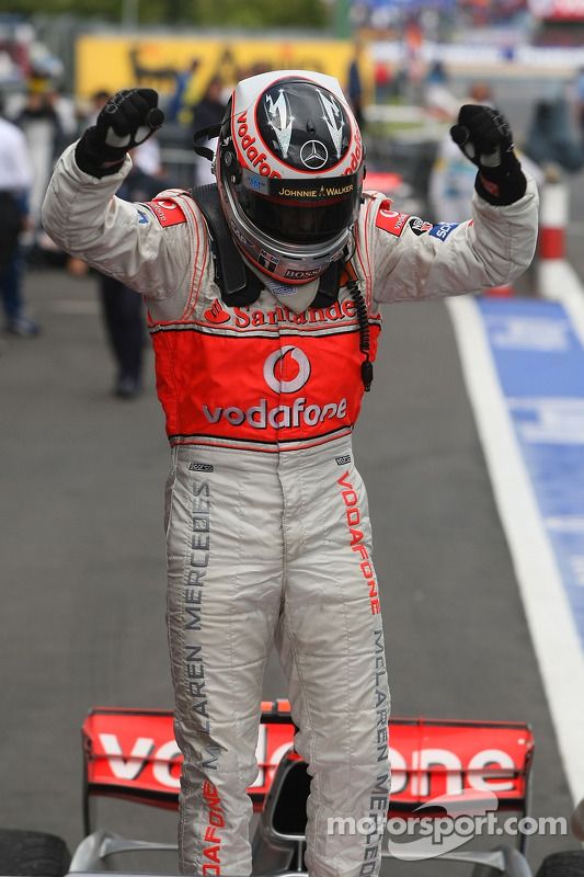 El ganador de la carrera Fernando Alonso lo celebra