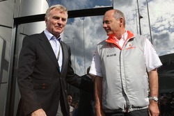 Après une amende $100 000 000 pour McLaren, Max Mosley, président de la FIA et Ron Dennis, McLaren, Team Principal président, posent pour une photo et une poignée de main