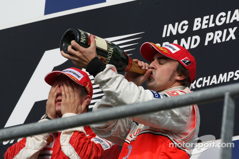 Podium: Sieger Kimi Räikkönen mit Fernando Alonso