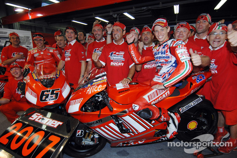 Чемпіон MotoGP 2007 Кейсі Стоунер святкує разом з командою