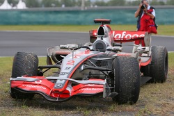 Lewis Hamilton, McLaren Mercedes estacionado en el lado de la pista con los neumáticos muy gastados