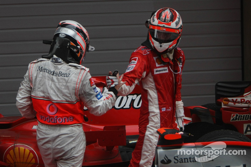 Segundo lugar Fernando Alonso, McLaren Mercedes y el primer lugar Kimi Raikkonen, Scuderia Ferrari