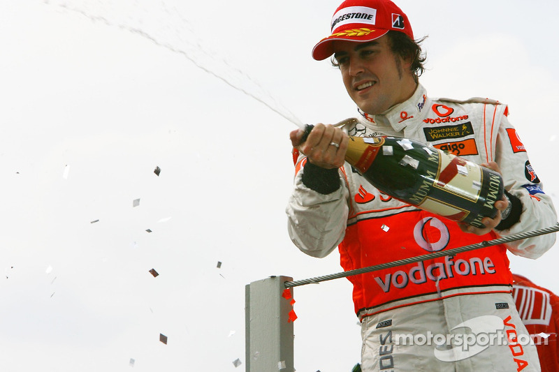 Podium: champagne for Fernando Alonso