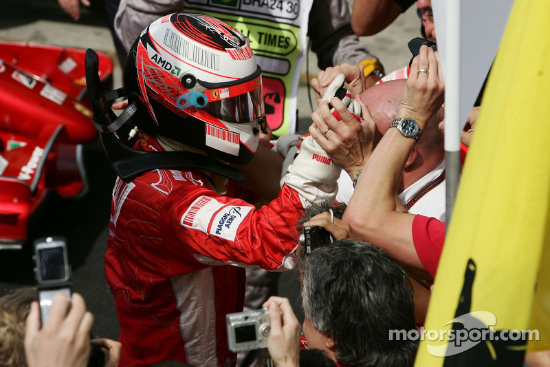Ganador de la carrera y Campeón del Mundo 2007 Kimi Raikkonen celebra con su equipo