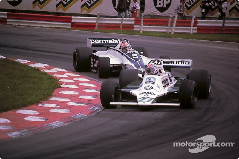 Alan Jones à frente de Nelson Piquet