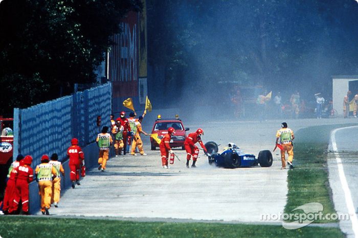O acidente fatal de Ayrton Senna na curva Tamburello: membros da equipe de segurança chegam ao resgate