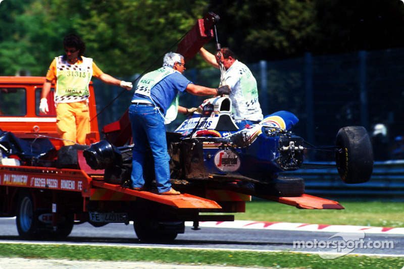 O acidente fatal de Ayrton Senna na curva Tamburello: o carro de Ayrton Senna destruído