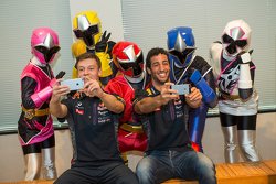 Daniel Ricciardo, Red Bull Racing e Daniil Kvyat, Red Bull Racing com Eiichi Ishigaki, vice-prefeito de Mie e Shuriken Sentai Ninninjyaa