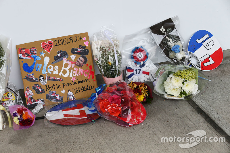 Hommage an Jules Bianchi: Fans legen Grußbotschaften und Geschenke an der Garage von Manor Marussia 