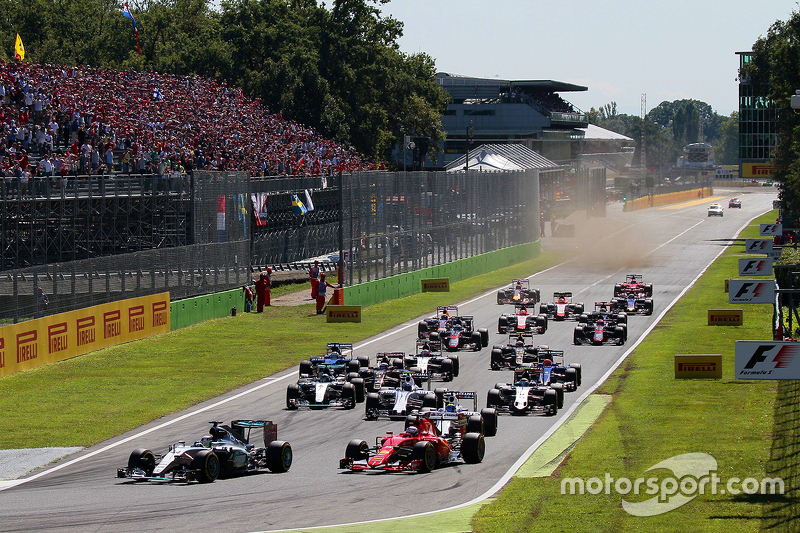 Start: Lewis Hamilton, Mercedes AMG F1 W06 leads