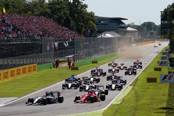 Start: Lewis Hamilton, Mercedes AMG F1 W06, in Führung