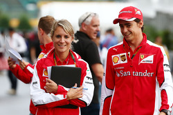 Esteban Gutierrez, Ferrari, Test- und Ersatzfahrer, mit Britta Röske, Ferrari-Pressevertreterin
