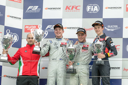 Pódio corrida 1: Felix Rosenqvist, Prema Powerteam, Nick Cassidy, Three Bond with T-Sport, e Callum Ilott, Carlin