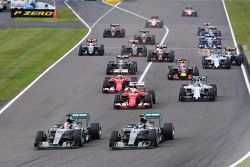 Lewis Hamilton, Mercedes AMG F1 W06 lidera al inicio de la carrera