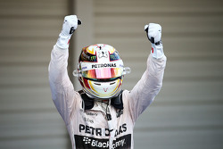 Le vainqueur Lewis Hamilton, Mercedes AMG F1 Team fête sa victoire dans le Parc Fermé