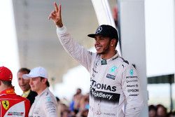 Ganador de la carrera Lewis Hamilton, de Mercedes AMG F1 Team celebra en parc ferme