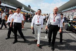 Yasuhisa Arai, Honda Director de Motorsport con Takahiro Hachigo, CEO de Honda y Ron Dennis, preside