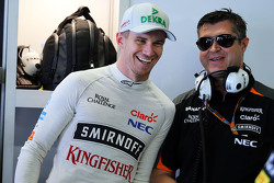 Nico Hulkenberg, Sahara Force India F1 avec Bradley Joyce, Ingénieur de Course Sahara Force India F1